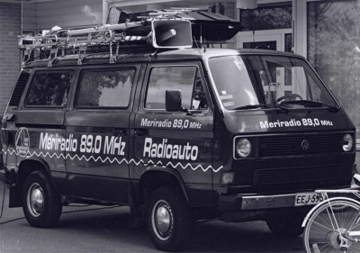 Meriradion lähetysauto Vahdon markkinoilla kesällä 1994.