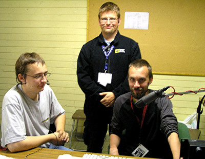 Hannes OH6HZ, Teemu OH7KAA ja Mikko OH2MMY liputtivat Radio Hamin vapaan tyylin puolesta. 