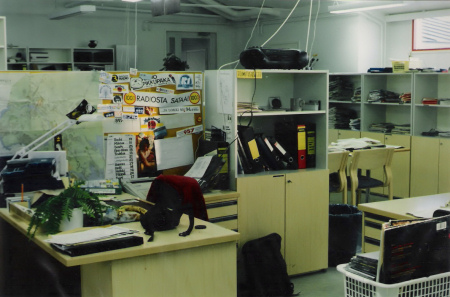 Radio Lokin toimitus Kotkan Sapokassa vuosina 1992-1993.