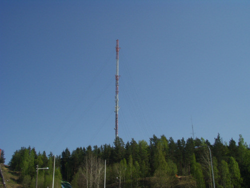 Radiotaajuuksien käytöstä on sovittu kansainvälisin sopimuksin. Kuvassa Kouvolan Hyppyrinmäen paikallisradiomasto, jota käyttävät Iskelmä Kouvola ja NRJ Kymenlaakso.