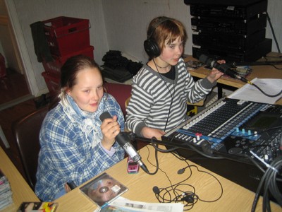 Kaksi illanvirkkua viestintäleiriläistä pitämässä ohjelmaa illanvirkuille Radio Elvin studiossa (Kuva: Arto Moilanen).