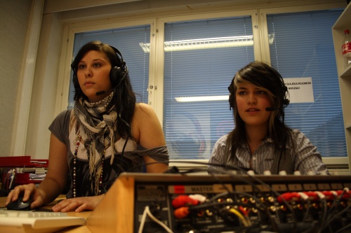 Nuoret saavat oman äänensä kuuluviin paikallisradiossa. Maaro Gali ja Kristiina Rissanen juontavat Rogmo FM:n iltalähetystä.
