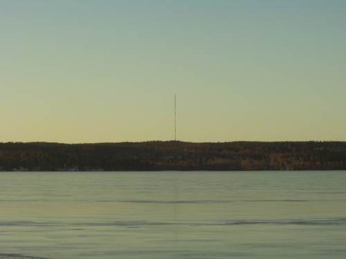 Digitan Lahden Tiirismaan radio- ja tv-aseman masto tammikuussa 2007 Vesijärven satamasta kuvattuna.