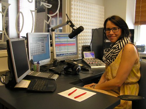 Tuottaja Laura Aimola Radio Eazy 101:n studiossa.