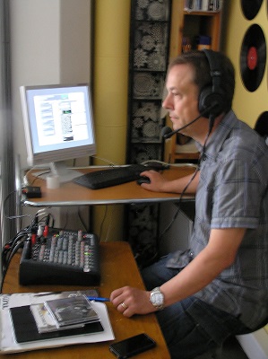 Juha Kakkuri Radio Golden Classicsin studiossa